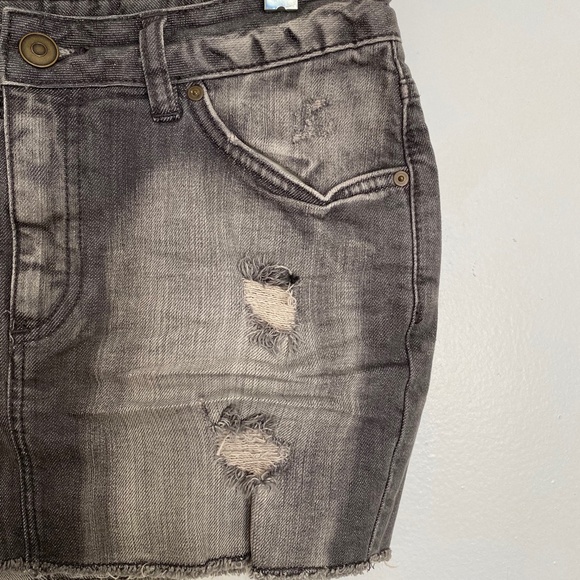 💥3/$25💥 H&M Distressed Denim Mini Skirt Gray Size 6 - Picture 3 of 7